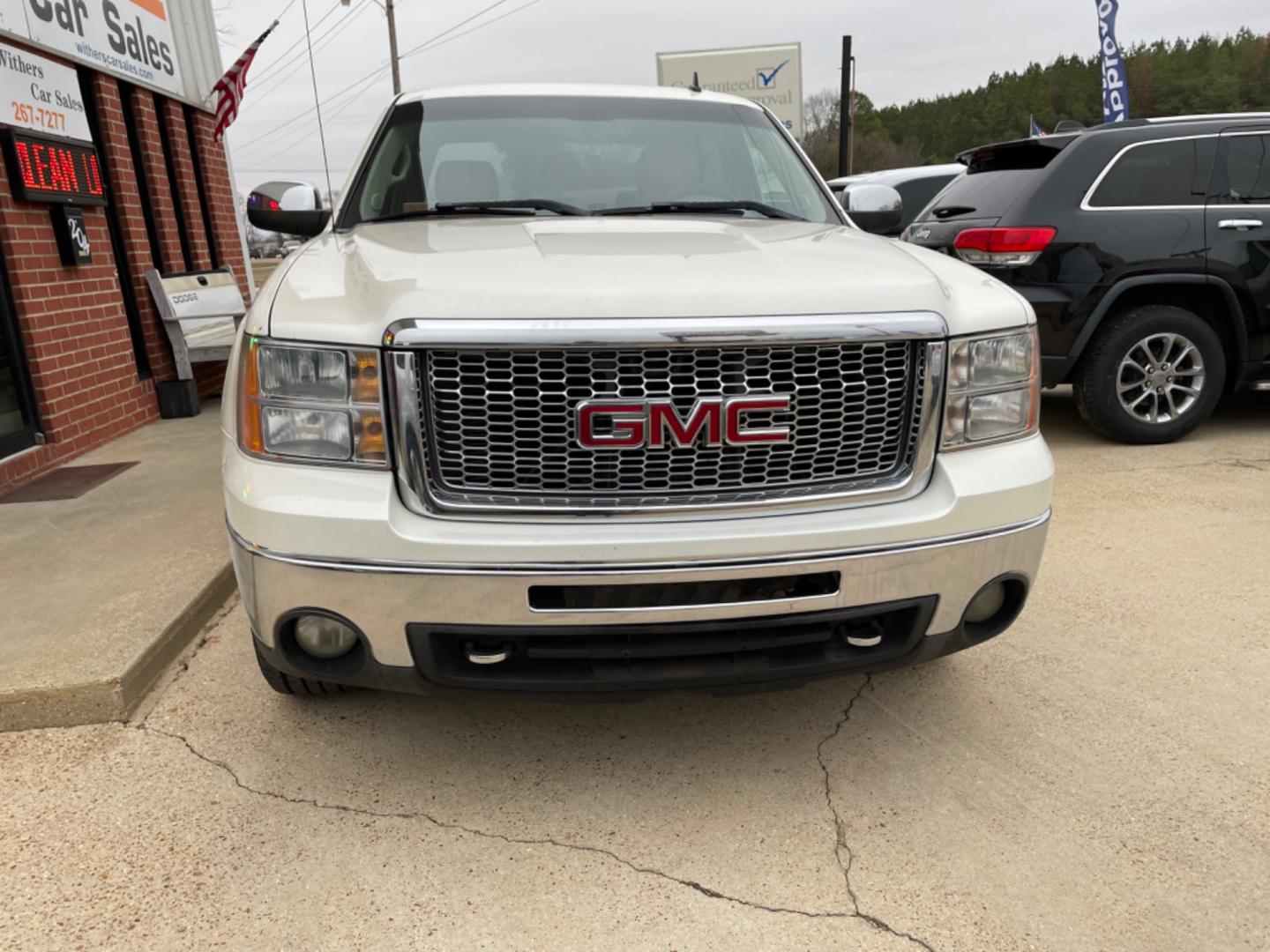 2011 White /Gray GMC Sierra 1500 SLT Crew Cab 2WD (3GTP1WE06BG) with an 5.3L V8 OHV 16V FFV engine, 4-Speed Automatic transmission, located at 204 Hwy. 16 East, Carthage, MS, 39051, (601) 267-7277, 0.000000, 0.000000 - Photo#2